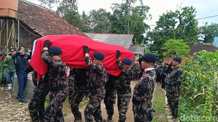 1769101474020-prosesi-pemakaman-deden-maulana-korban-pesawat-atr-400-yang-jatuh-di-pangkep-sulawesi-selatan-1769083838262_169