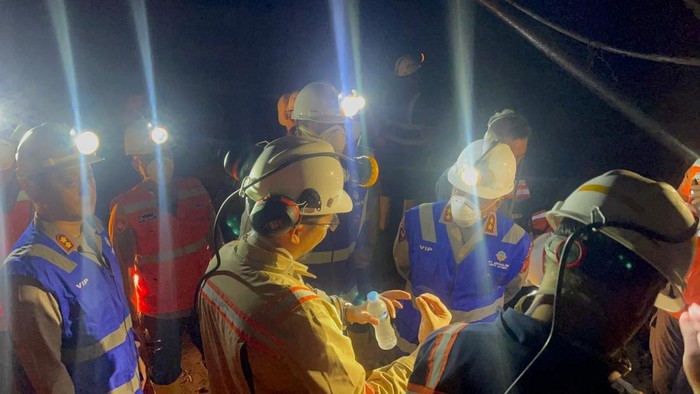 1769144657067-kapolda-jawa-barat-irjen-rudi-setiawan-mengecek-lokasi-tambang-emas-yang-menewaskan-11-orang-di-bogor-1769076437382_169