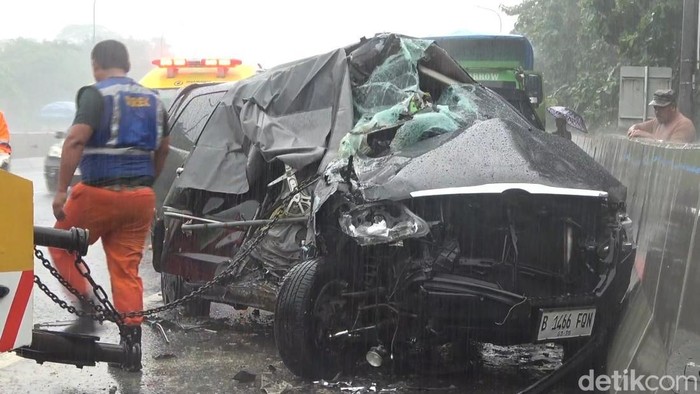 1769144662337-kondisi-kendaraan-yang-digunakan-pejabat-pemkab-bekasi-saat-kecelakaan-di-tol-cipularang-1769065606256_169