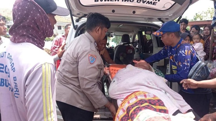 1769166268725-evakuasi-korban-yang-selamat-dari-terjangan-ombak-besar-jumat-2312026-1769160251285_169