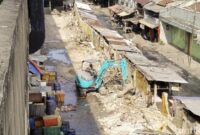 1769187893455-perumda-pasar-juara-membongkar-100-lapak-pedagang-kaki-lima-pkl-yang-berjualan-di-pasar-ciroyom-secara-ilegal-1769163679823_169