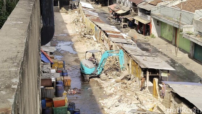 1769187893455-perumda-pasar-juara-membongkar-100-lapak-pedagang-kaki-lima-pkl-yang-berjualan-di-pasar-ciroyom-secara-ilegal-1769163679823_169