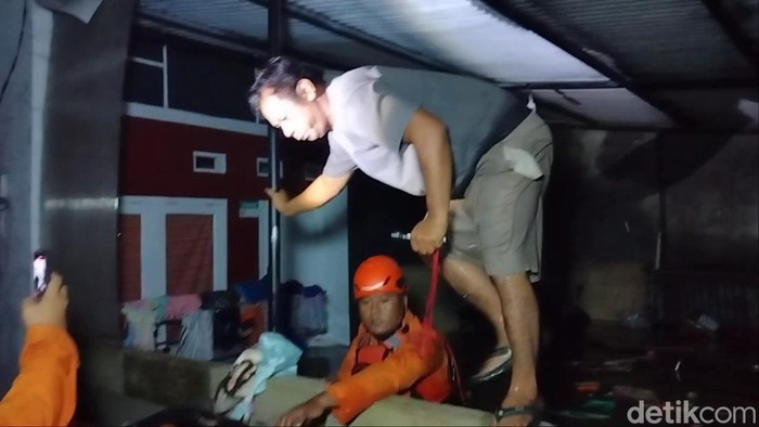 1769231076036-warga-dievakuasi-saat-tanggul-jebol-di-dusun-wanajaya-desa-ciasem-tengah-kecamatan-ciasem-subang-1769213033864_169