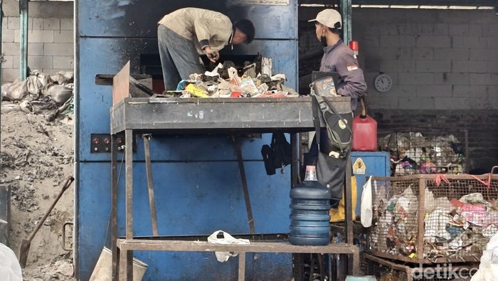 1769252683894-mesin-insinerator-di-tps-jl-indramayu-antapani-kota-bandung-1769057279309_169