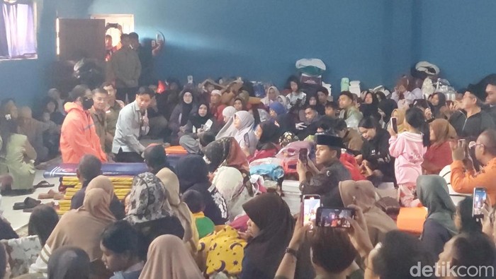 1769317456683-wapres-gibran-mengecek-pengungsi-longsor-cisarua-1769316275349_169