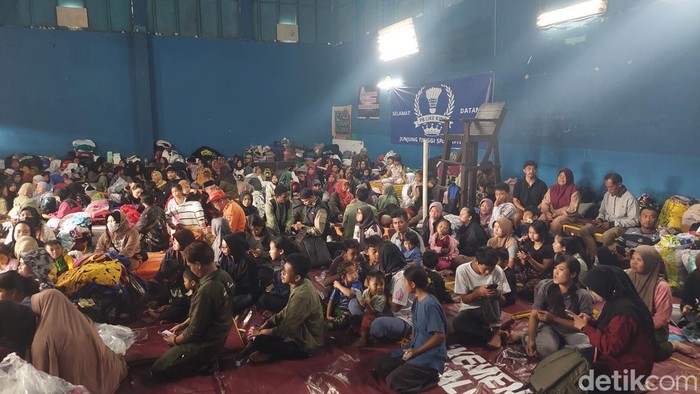 1769339070841-korban-longsor-mengungsi-di-gor-desa-pasirlangu-1769329230442_169