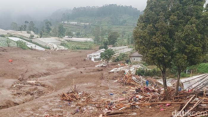 1769339071461-evakuasi-korban-longsor-di-cisarua-kabupaten-bandung-barat-1769245016588_169