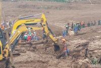 1769339075588-alat-berat-dikerahkan-ke-lokasi-longsor-cisarua-1769322073092_169