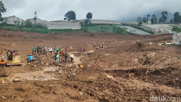 1769425452166-area-pencarian-korban-tertimbun-longsor-cisarua-1769423377648_169