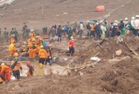 1769447053882-petugas-melakukan-operasi-sar-di-lokasi-longsor-cisarua-1769413584112_43