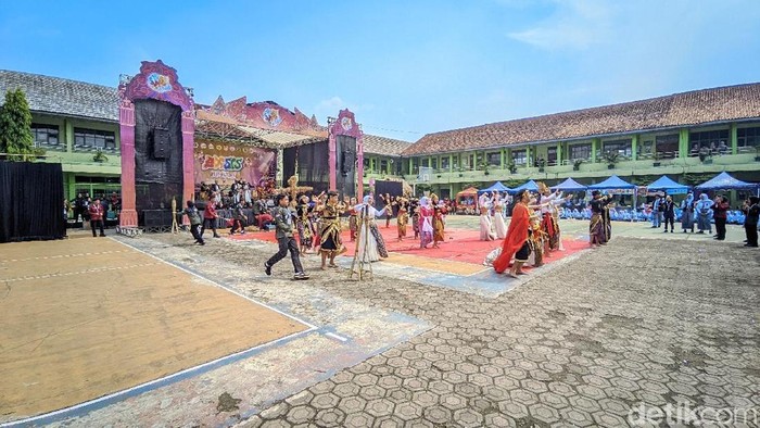 1769447077624-para-pelajar-sman-1-ciamis-menyajikan-berbagai-kuliner-daerah-yang-ada-di-jawa-barat-saat-pameran-eksis-1769408804316_169