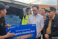 1769447087998-bupati-bandung-barat-terima-donasi-dari-raffi-ahmad-untuk-korban-longsor-kbb-1769428270432_169