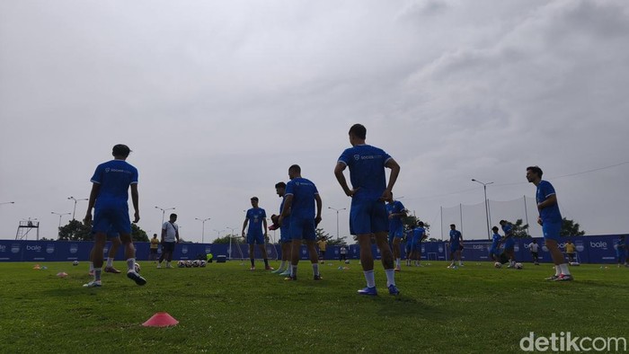 1769490258622-latihan-persib-bandung-1769484458434_169