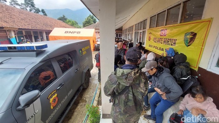 1769511860319-suasana-posko-dvi-polda-jawa-barat-di-desa-pasirlangu-1769506789729_169