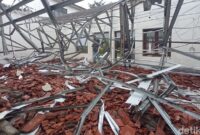 1769511887592-kondisi-atap-kantor-disnaker-kota-cirebon-yang-ambruk-1769497110892_169