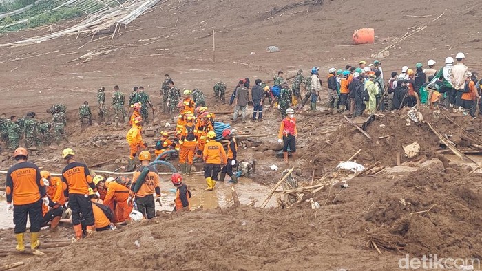 1769533470516-petugas-melakukan-operasi-sar-di-lokasi-longsor-cisarua-1769413584112_169